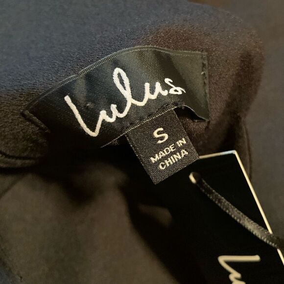 NWT! Lulus black halter dress with scallop detail - Picture 3 of 9